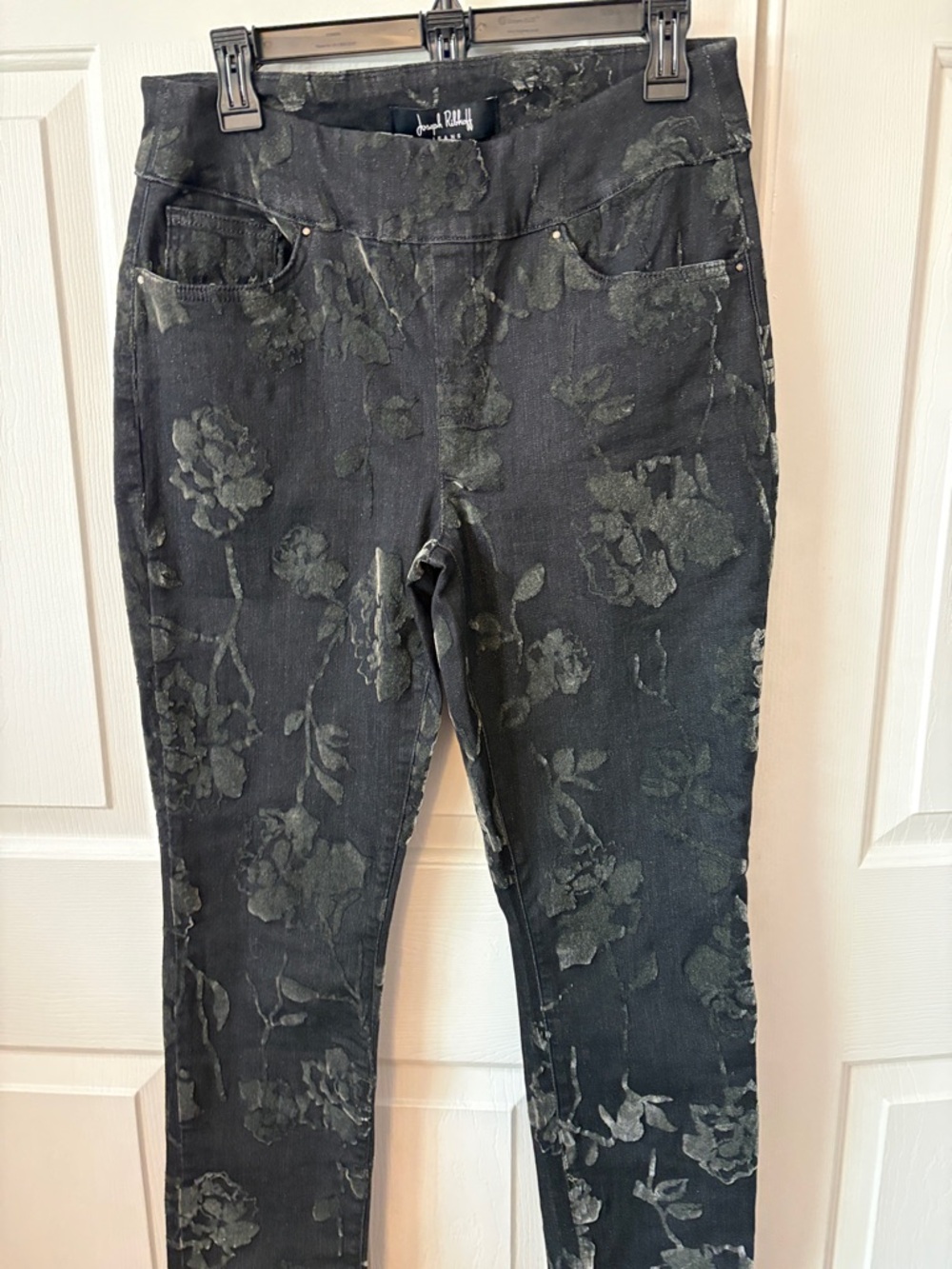 Roses are White on Black!  EUC JosephRibkoff Black Jeans w/White Floral Jacquard